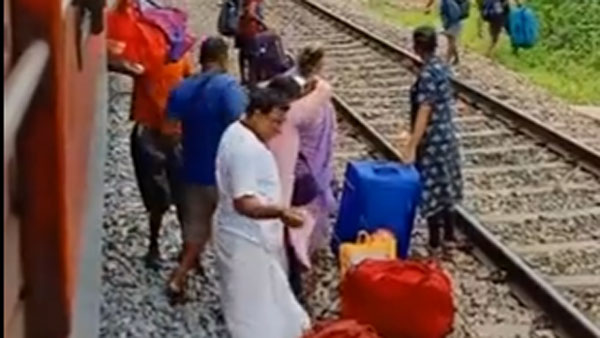 బ్యాగ్ కోసం ట్రాక్ దాటిన యువతి .. జస్ట్ మిస్ .. నెటిజన్లు ఫైర్