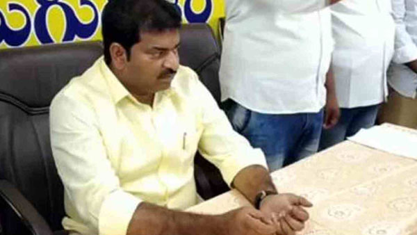 ఇంట్లోకి వెళ్లి తలుపులేసుకున్న రాజా