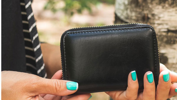 చిరిగిన పర్సులను వాడకూడదు