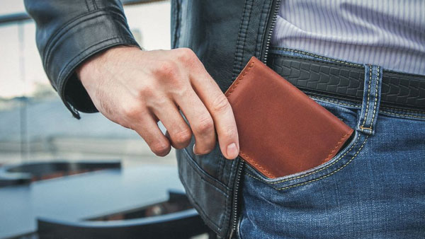 చిరిగిన నోట్లు, తాళం చెవులు పర్సులో పెట్టకూడదు