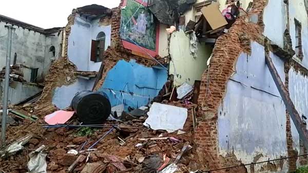 పాతభవనం కూలి గుడిసెపై పడటంతో ఇద్దరు మృతి, ఒకరికి తీవ్ర గాయాలు