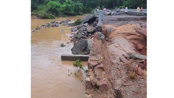 ములుగు పస్రా మధ్య కొట్టుకుపోయిన రహదారి