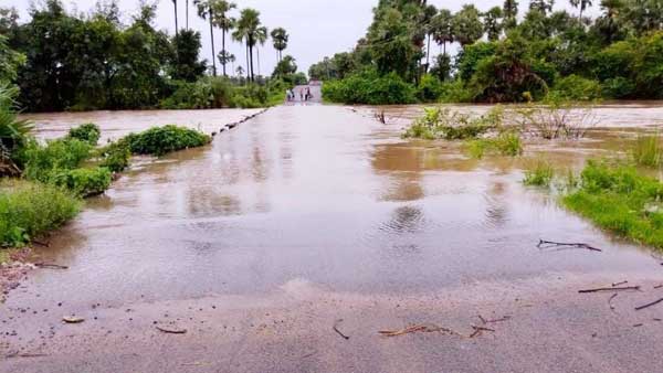 ముత్తారం వాగులో చిక్కుకున్న ట్రాక్టర్, ట్రాక్టర్ లో ఉన్న వారంతా సేఫ్