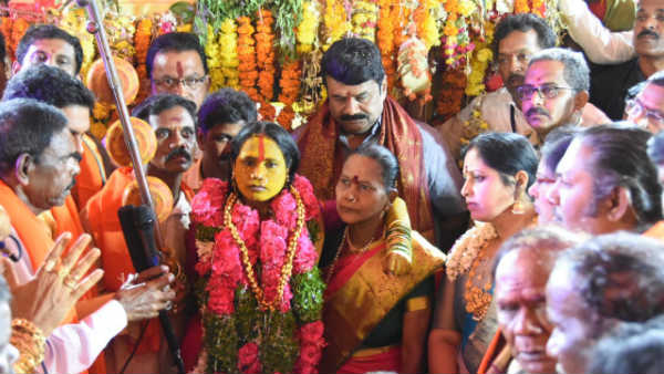 మీరు సరిగా పూజలు చేస్తున్నారా? ప్రశ్నించిన మాతంగి స్వర్ణలత మీరు సరిగా పూజలు చేస్తున్నారా? ప్రశ్నించిన మాతంగి స్వర్ణలత