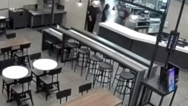 A video of a hotel worker pouring hot water on customers who went to the hotel is going viral on social media A video of a hotel worker pouring hot water on customers who went to the hotel is going viral on social media