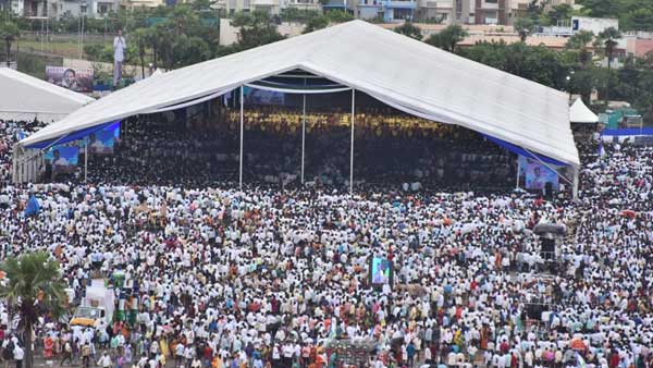 వీరి నోళ్లకు మూకుతాడు పడితేనే పార్టీకి భవిష్యత్తు!!