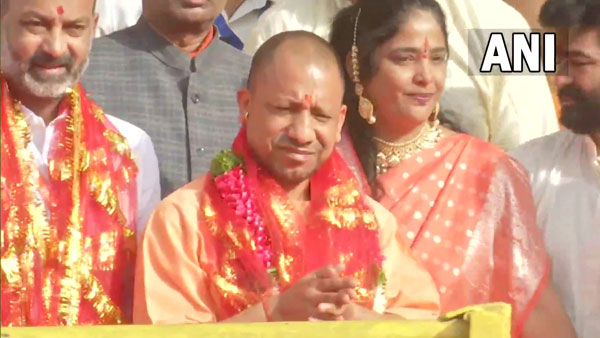 UP CM Yogi Visit Bhagyalakshmi Temple near Charminar along with party leaders
