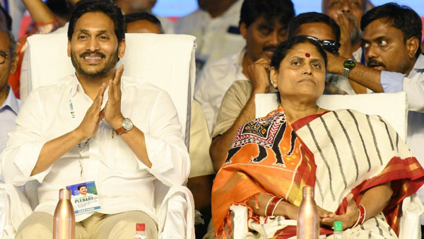 ys vijayamma resign announcement.. ys jagan claps