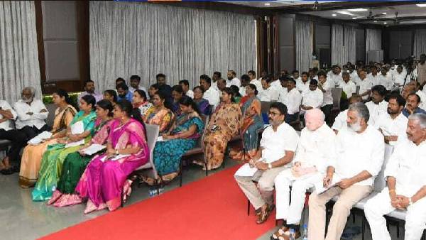 అధినేతకు - కేడర్ మధ్య గ్యాప్ అధినేతకు - కేడర్ మధ్య గ్యాప్