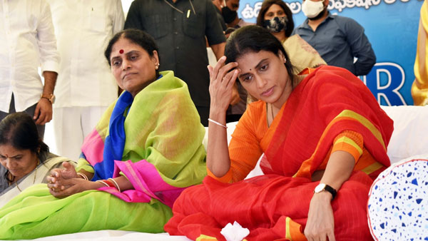 కుమార్తె వెంట నడుస్తున్నానని చెప్పిన విజయమ్మ కుమార్తె వెంట నడుస్తున్నానని చెప్పిన విజయమ్మ