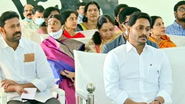 పులివెందులలో ఎందుకిలా ? పులివెందులలో ఎందుకిలా ?