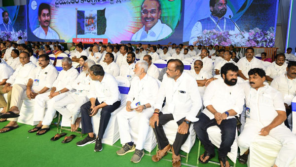 రాజధాని పేరుతో ప్రజలను మోసం చేశారు చంద్రబాబు