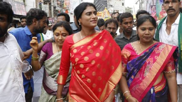 పట్టు వస్త్రాలు సమర్పించిన మంత్రి..