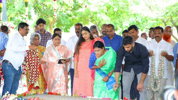 వైఎస్ఆర్ సమాధి వద్ద అన్న జగన్ తో పాటు నివాళులు అర్పించిన వైఎస్ షర్మిల 