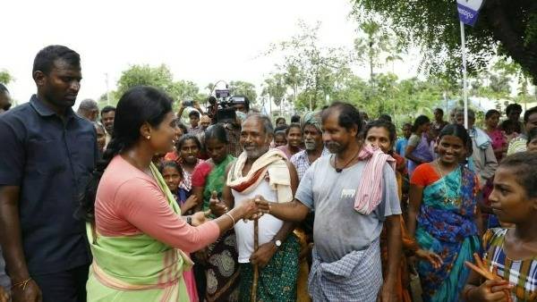 కాంగ్రెస్, బిజెపిలు కెసిఆర్ కు అమ్ముడుపోయాయని వైయస్ షర్మిల ఆరోపణ కాంగ్రెస్, బిజెపిలు కెసిఆర్ కు అమ్ముడుపోయాయని వైయస్ షర్మిల ఆరోపణ