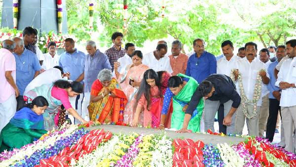 చీకటిలో వెలుగులా తండ్రి తనను నడిపిస్తున్నారన్న షర్మిల 