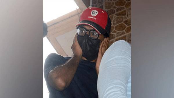 రెచ్చగొట్టే ట్వీట్ చేశాడని కేసులు రెచ్చగొట్టే ట్వీట్ చేశాడని కేసులు