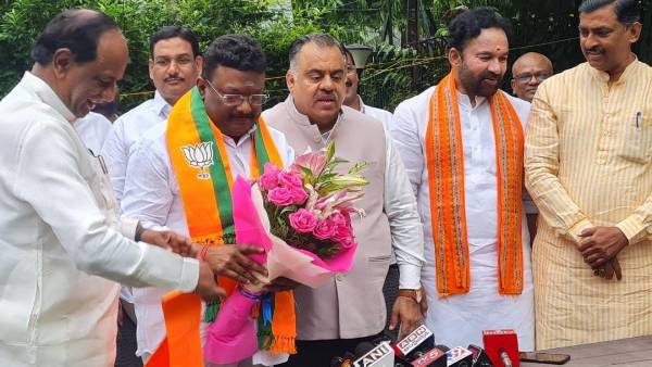 జేపీలో చేరిన దాసోజు శ్రవణ్ జేపీలో చేరిన దాసోజు శ్రవణ్