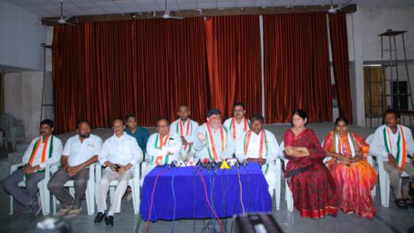 కేసీఆర్ ను రెండేళ్లుగా జైలుకు పంపుతామంటున్న బీజేపి.. నిజనిర్ధారణ కోసం జైలు సందర్శన అంటున్న టీపిసిసి కేసీఆర్ ను రెండేళ్లుగా జైలుకు పంపుతామంటున్న బీజేపి.. నిజనిర్ధారణ కోసం జైలు సందర్శన అంటున్న టీపిసిసి