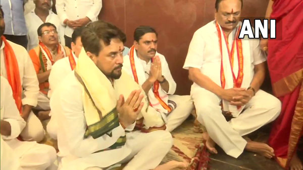 కనకదుర్గమ్మ గుడికి కేంద్రమంత్రి కనకదుర్గమ్మ గుడికి కేంద్రమంత్రి