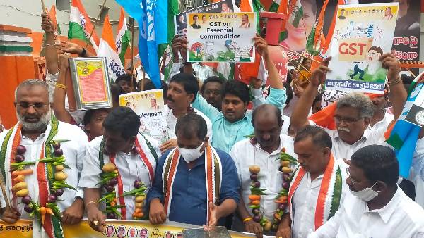 AP Congress leaders protest in Vijayawada against the over price rise and unemployment AP Congress leaders protest in Vijayawada against the over price rise and unemployment