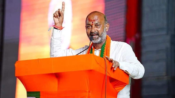 జనంలో బండి సంజయ్..