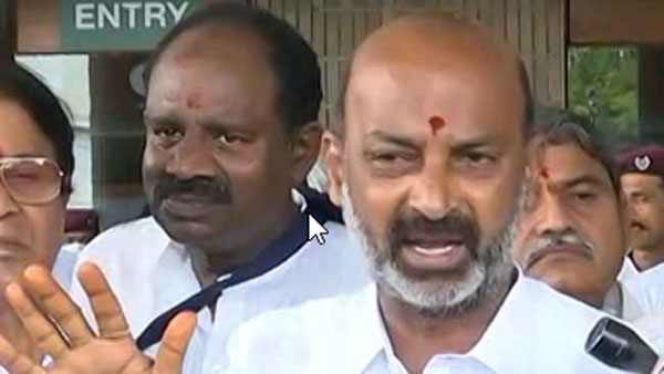 అబద్ధాల మంత్రి హరీశ్ రావు అంటూ బండి సంజయ్ అబద్ధాల మంత్రి హరీశ్ రావు అంటూ బండి సంజయ్