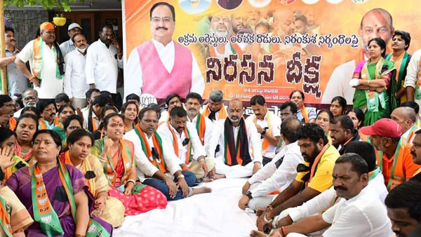 కేసీఆర్ చీకటి దందాలు బయటపడతాయనే దాడులు: బండి సంజయ్