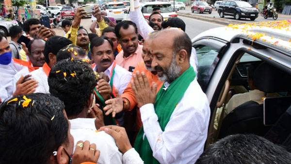 12 సెగ్మెంట్లలో బండి సంజయ్ పాదయాత్ర.. ఈసారి చేరికలే టార్గెట్ గా ..