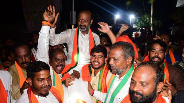 24 వరకు ఉమ్మడి వరంగల్ జిల్లాలోనే పాదయాత్ర .. వలసలపై ఉత్కంఠ 24 వరకు ఉమ్మడి వరంగల్ జిల్లాలోనే పాదయాత్ర .. వలసలపై ఉత్కంఠ