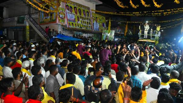 పోలీసుల లాఠీఛార్జ్ పోలీసుల లాఠీఛార్జ్