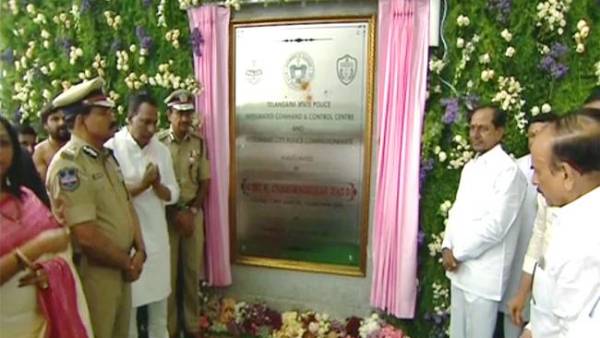 తెలంగాణ రాష్ట్ర పోలీస్ ఇంటిగ్రేటెడ్ కమాండ్ అండ్ కంట్రోల్ సెంటర్ ను ప్రారంభించిన సీఎం కేసీఆర్ తెలంగాణ రాష్ట్ర పోలీస్ ఇంటిగ్రేటెడ్ కమాండ్ అండ్ కంట్రోల్ సెంటర్ ను ప్రారంభించిన సీఎం కేసీఆర్
