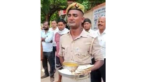 భోజనం గురించి అడిగితే వేధింపులు.. పోలీస్ ఉన్నతాధికారులపై కానిస్టేబుల్ ఆరోపణ భోజనం గురించి అడిగితే వేధింపులు.. పోలీస్ ఉన్నతాధికారులపై కానిస్టేబుల్ ఆరోపణ