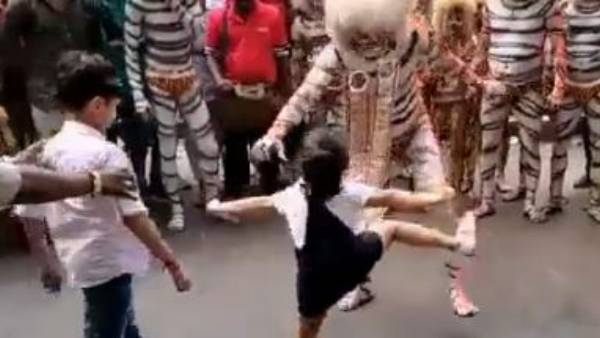 ఎంకరేజ్ చేసిన స్థానికులు