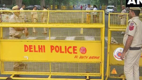 tension in delhi as Security forces block Congress march to gherao PM house with Sec 144 