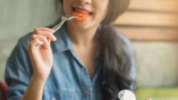 భోజనం చేసేటప్పుడు ఈ పని చేస్తే దోషం.. కచ్చితంగా దాని ప్రభావం