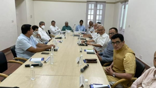 కాంగ్రెసేతర కుటుంబానికి.. 