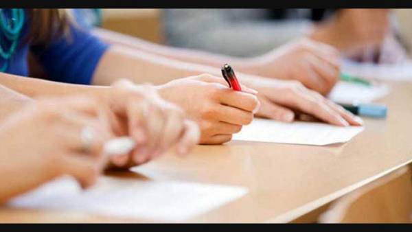 ఇంటర్ సప్లమెంటరీ పరీక్షకు అనుమతించని నిర్వాహకులు .. పురుగుల మందు తాగిన విద్యార్థిని ఇంటర్ సప్లమెంటరీ పరీక్షకు అనుమతించని నిర్వాహకులు .. పురుగుల మందు తాగిన విద్యార్థిని