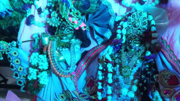 ఉట్టి కొట్టటానికి యువత ఆసక్తి... ఇంటింటా గోపికలు, కృష్ణయ్యలు