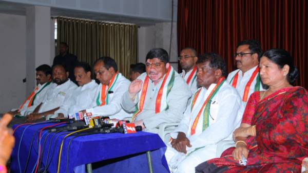 ఆ గదిని పరిశీలిస్తాం.. సౌకర్యాల గురించి ప్రజలకు వివరిస్తామన్న కాంగ్రెస్ ఆ గదిని పరిశీలిస్తాం.. సౌకర్యాల గురించి ప్రజలకు వివరిస్తామన్న కాంగ్రెస్