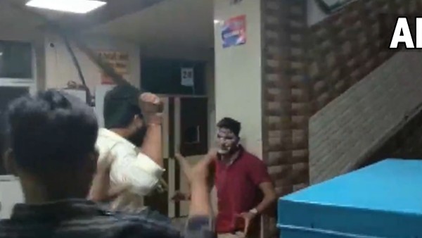 బెల్ట్ తో కొట్టుకుంటూ.. బెల్ట్ తో కొట్టుకుంటూ..