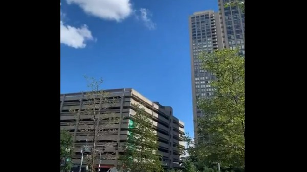 220 అడుగుల భారత్-అమెరికా జెండాను ఆకాశంలో ఎగరేసి సంబరం 220 అడుగుల భారత్-అమెరికా జెండాను ఆకాశంలో ఎగరేసి సంబరం