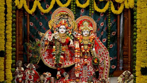 వడోదరా లక్ష్మీనారాయణ దేవాలయంలో కృష్ణుడికి బంగారు ఊయల