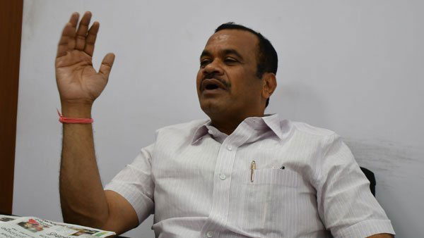 మా అందరినీ బయటకు పంపేలా