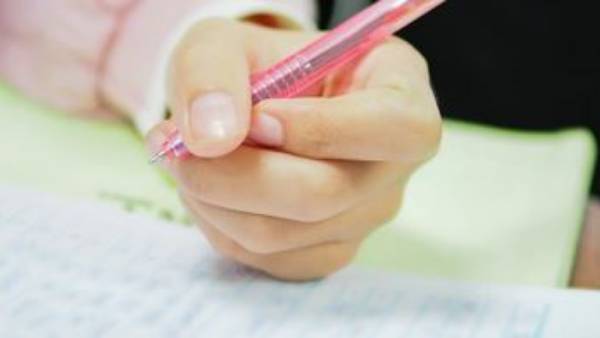 ఎడమచేతిని ఏదైనా ఇచ్చేటప్పుడు ఎందుకు వాడకూడదంటే ...