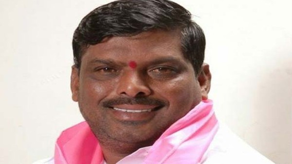  రోడ్డు కోసం నన్నే ఆపుతారా? రోడ్డు వెయ్యం పొమ్మన్న ఎమ్మెల్యే 