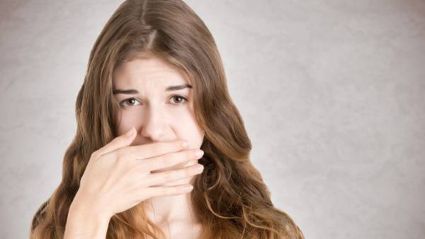 నోటి దుర్వాసన తగ్గేందుకు ఎక్కువగా నీళ్ళు త్రాగండి