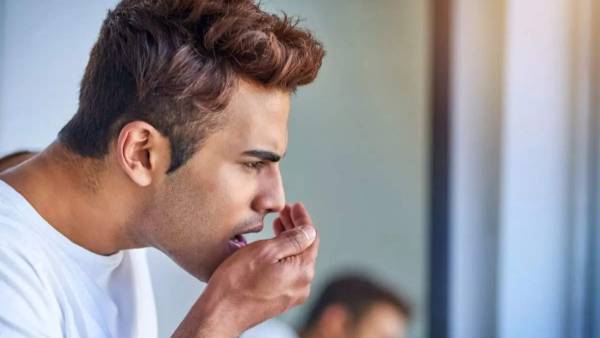 వెచ్చని ఉప్పు నీటిని నోట్లో పోసుకుని పుక్కిలించండి