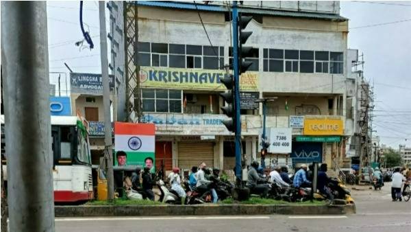 కుత్బుల్లాపూర్ లో ఎమ్మెల్యే ఫోటోలను ముద్రించిన జాతీయ జెండాల ఫ్లెక్సీలు 