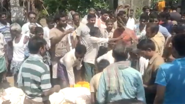 ఇరుగు పొరుగు గ్రామాలు కష్టాల్లో సహాయం చేసుకోవాలని చెప్పిన అధికారులు ఇరుగు పొరుగు గ్రామాలు కష్టాల్లో సహాయం చేసుకోవాలని చెప్పిన అధికారులు